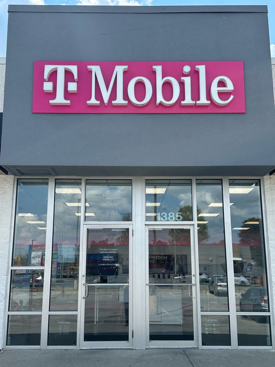 Exterior photo of T-Mobile Store at Harrisburg & Eakin, Columbus, OH