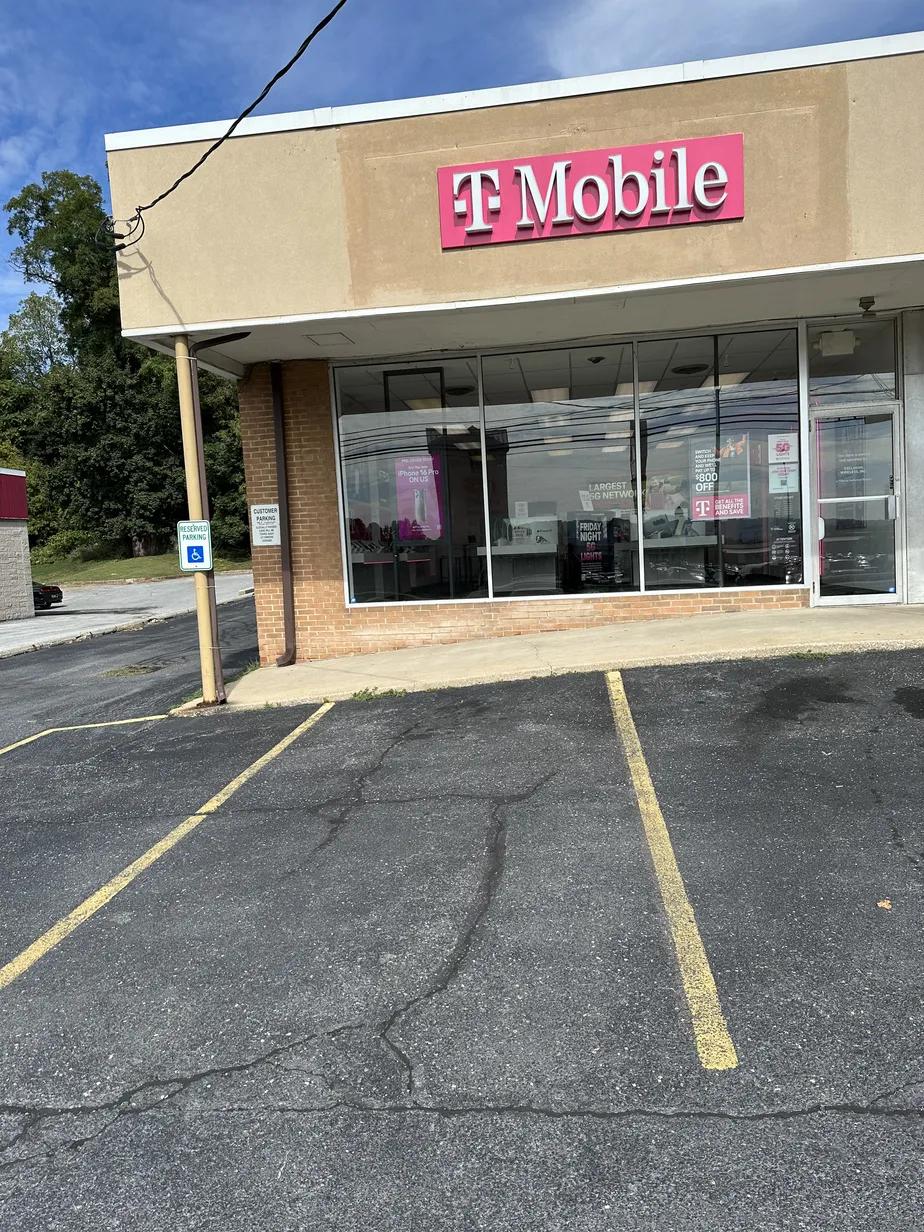  Exterior photo of T-Mobile Store at Market St & N 12th St, Lemoyne, PA 