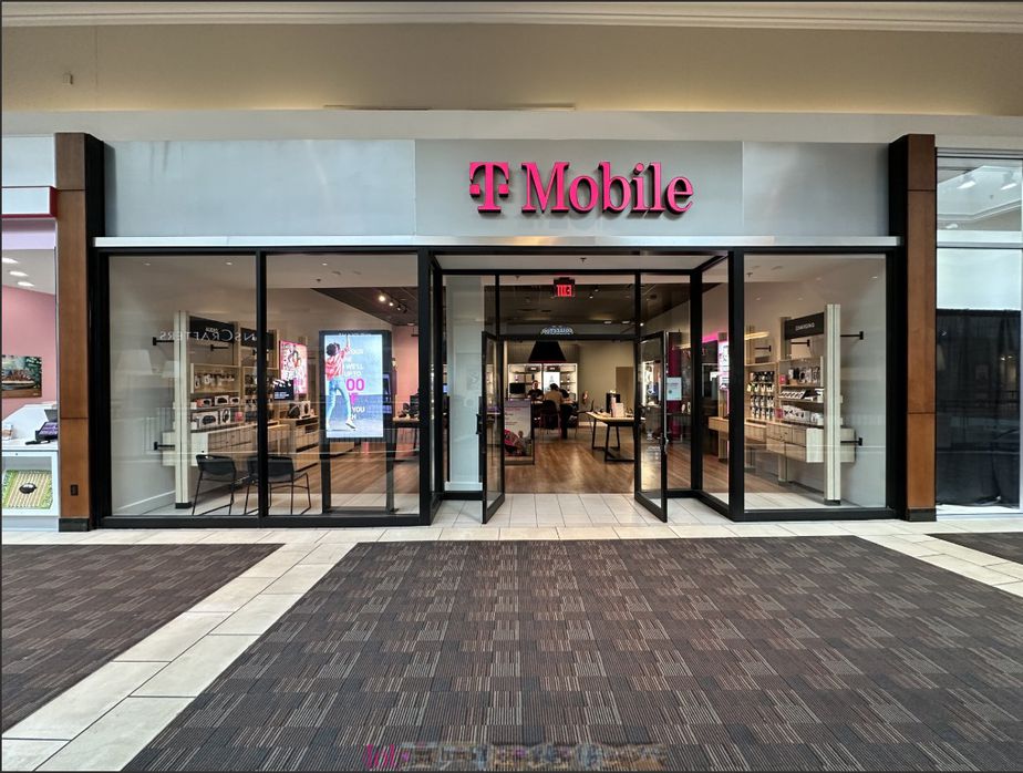 Exterior photo of T-Mobile Store at Polaris Fashion Place, Columbus, OH