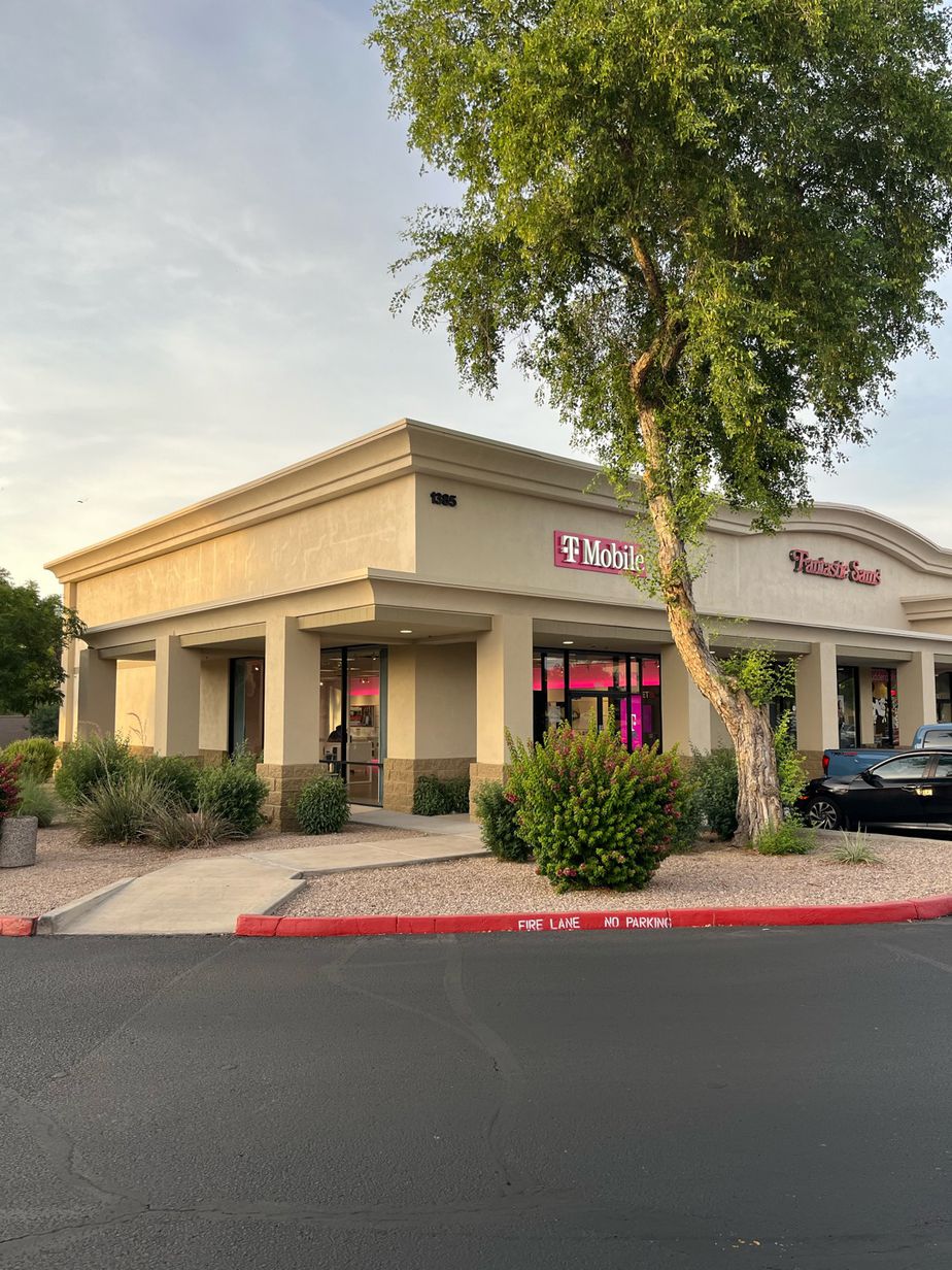 Exterior photo of T-Mobile Store at E Warner Rd & S Val Vista Dr, Gilbert, AZ