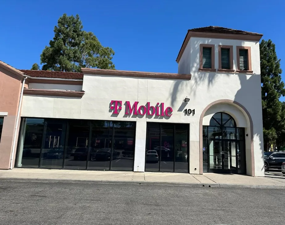 Foto del exterior de la tienda T-Mobile en Orangethorpe & Harbor, Fullerton, CA