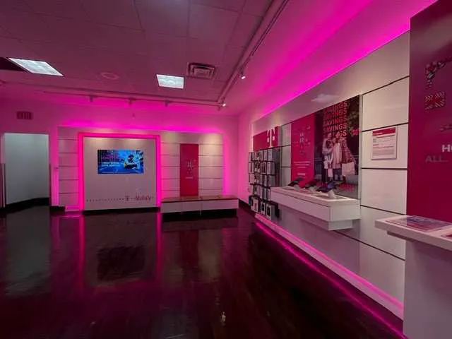 Foto del interior de la tienda T-Mobile en The Shops At Mission Viejo, Mission Viejo, CA