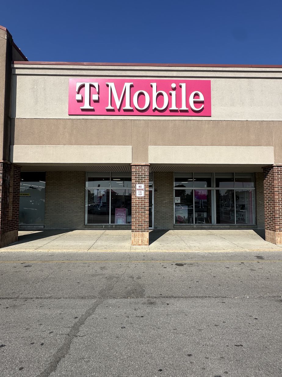 Exterior photo of T-Mobile Store at East St & E Sumner Ave, Indianapolis, IN