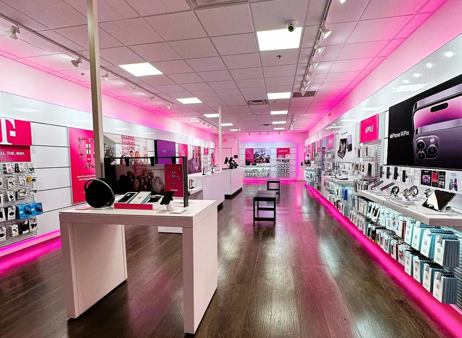 Interior photo of T-Mobile Store at US 192 & Hwy 27, Clermont, FL