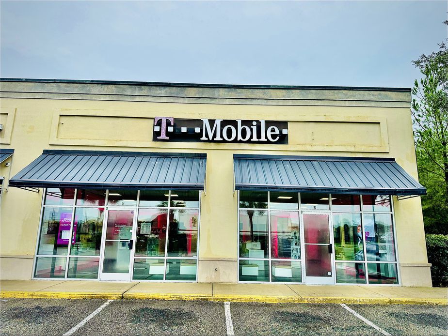 Exterior photo of T-Mobile Store at Hwy 17 Bypass & Tadlock Dr, Murrells Inlet, SC
