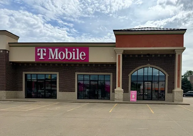  Exterior photo of T-Mobile Store at Sunnybrook Dr & US-20, Sioux City, IA 