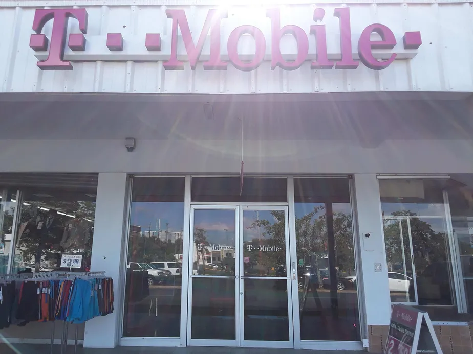 Exterior photo of T-Mobile store at Plaza Guaynabo, Guaynabo, PR