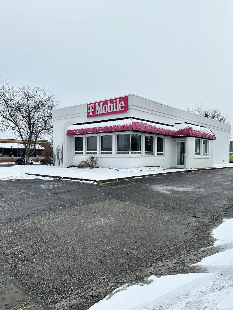 Exterior photo of T-Mobile Store at Great East Plaza, Niles, OH 
