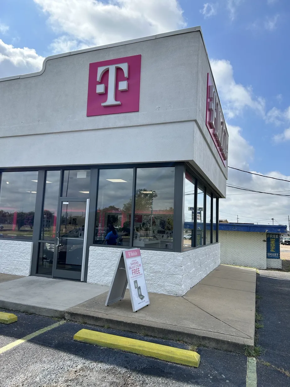 Exterior photo of T-Mobile Store at N Davis Ave & Industrial Pwky, Cleveland, MS
