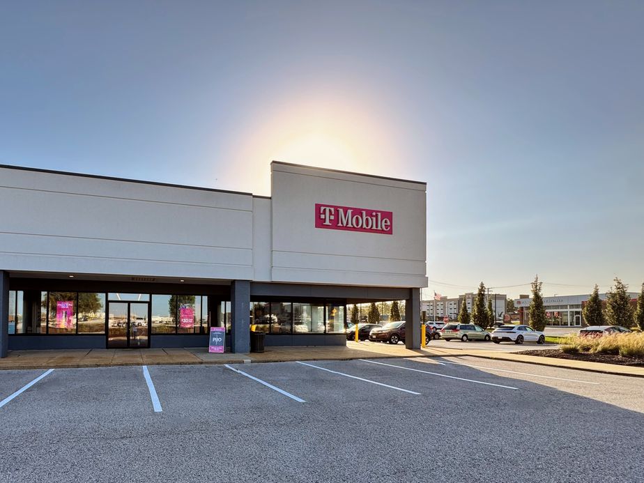 Exterior photo of T-Mobile Store at Sunset Hills Plaza, Saint Louis, MO