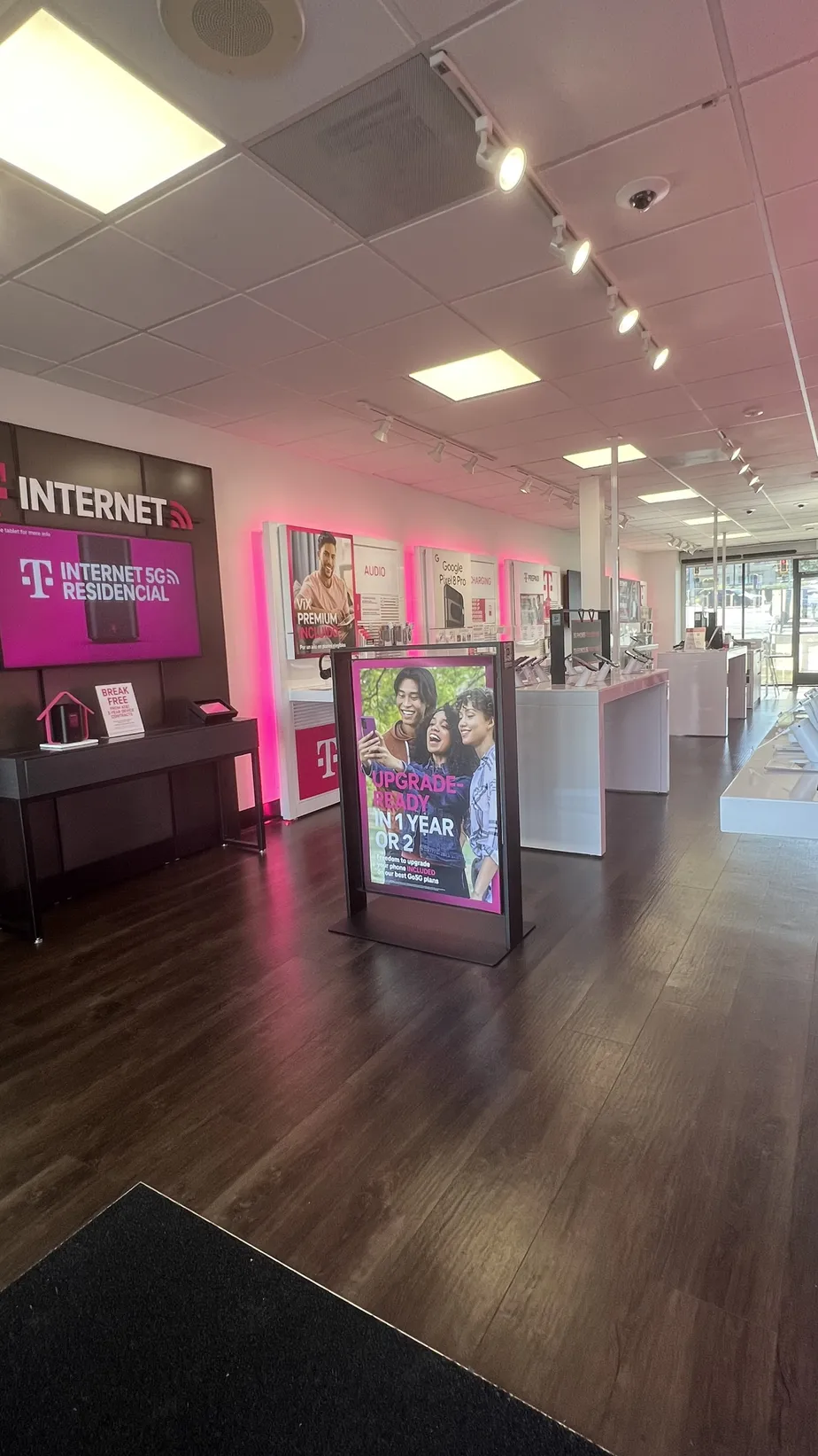 Foto del interior de la tienda T-Mobile en Western & Palos Verdes, Harbor City, CA