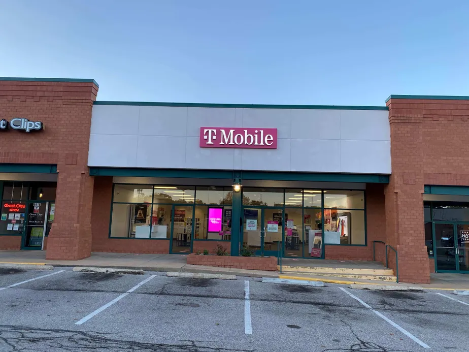 Exterior photo of T-Mobile store at Clayton Rd & Ethel Ave, St. Louis, MO
