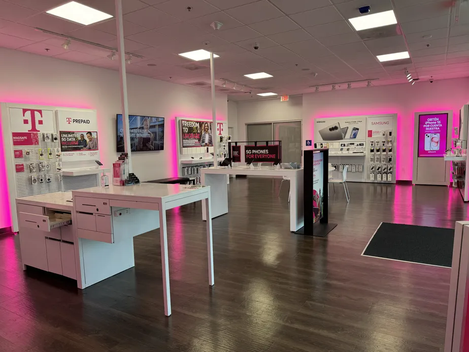  Interior photo of T-Mobile Store at Southland Mall, Houma, LA 