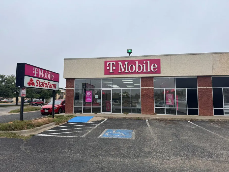 Foto del exterior de la tienda T-Mobile en 19th St & University Ave, Lubbock, TX