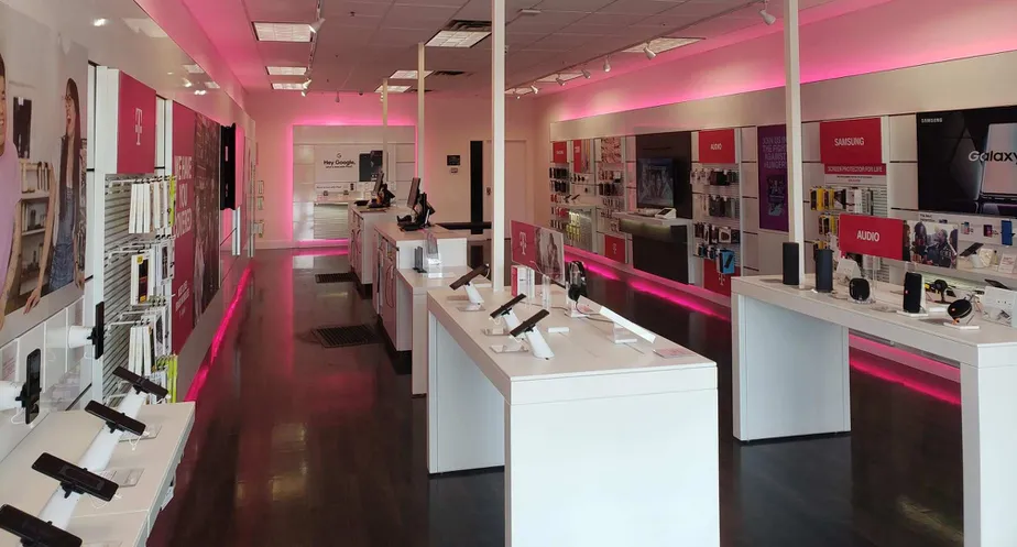 Foto del interior de la tienda T-Mobile en Market Dr & Curve Crest Blvd, Stillwater, MN