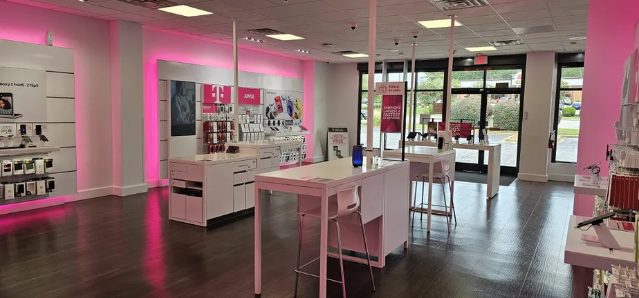 Foto del interior de la tienda T-Mobile en Farr Village, Anderson, SC