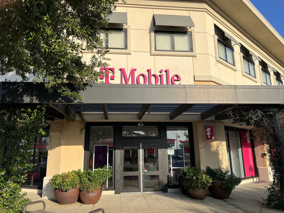 Exterior photo of T-Mobile Store at Market St & Mckenzie Ln, Flowood, MS