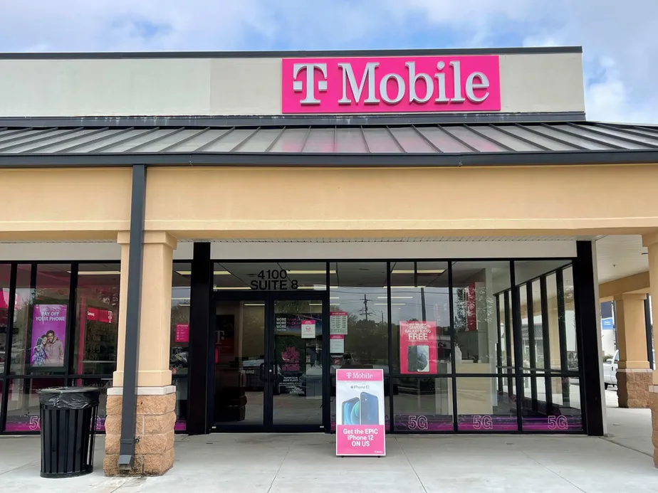 Exterior photo of T-Mobile store at General Degaulle Dr & Park Timbers Dr, New Orleans, LA