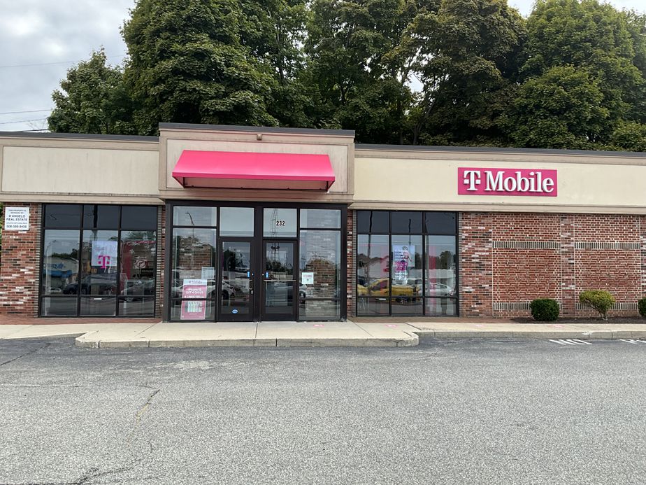 Exterior photo of T-Mobile Store at Andover St & Prospect St, Peabody, MA