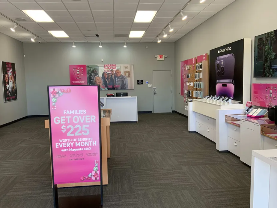 Foto del interior de la tienda T-Mobile en Bethlehem - Exchange Blvd, Bethlehem, GA