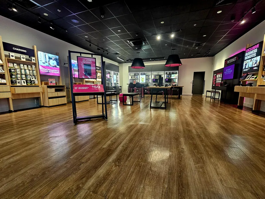 Foto del interior de la tienda T-Mobile en Pheasant Lane Mall-First Floor, Nashua, NH