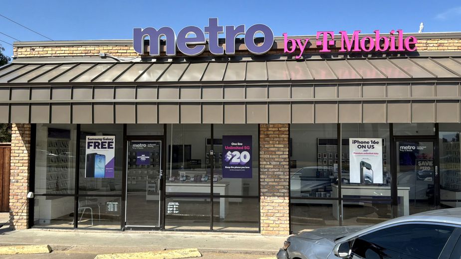Metro by T-Mobile 1000 W Berry St - 1000 W Berry St 
