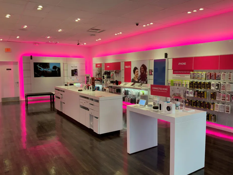 Foto del interior de la tienda T-Mobile en Jefferson Ave & Oyster Point Rd, Newport News, VA