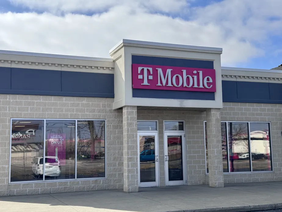  Exterior photo of T-Mobile Store at Elida Rd & American Ave, Lima, OH 
