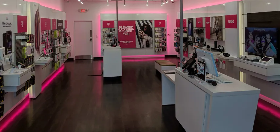 Foto del interior de la tienda T-Mobile en Highland Rd. & N. Michigan Ave., Howell, MI