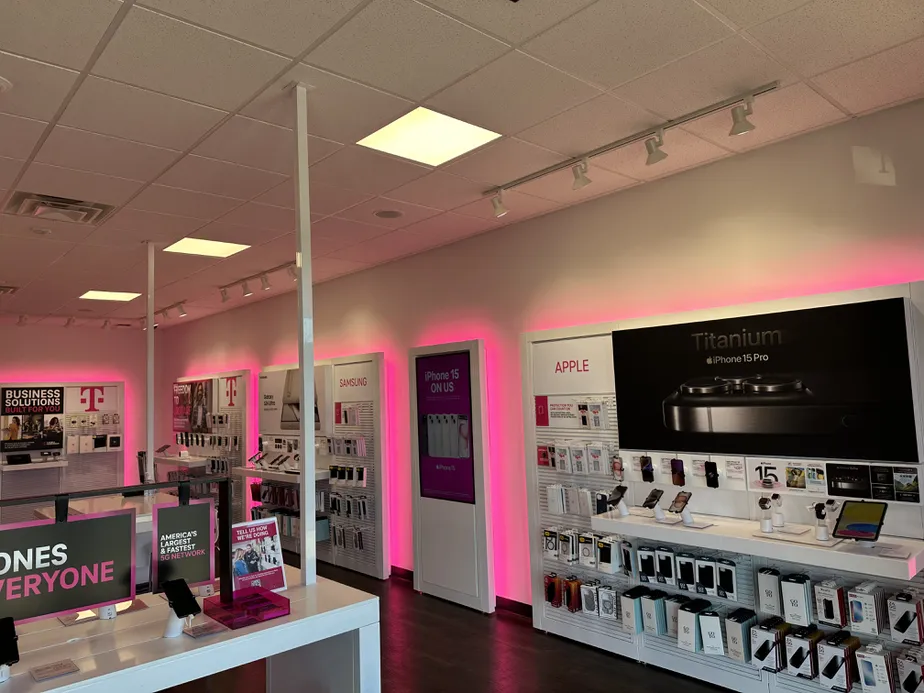 Foto del interior de la tienda T-Mobile en Richmond & Frontier, Staunton, VA