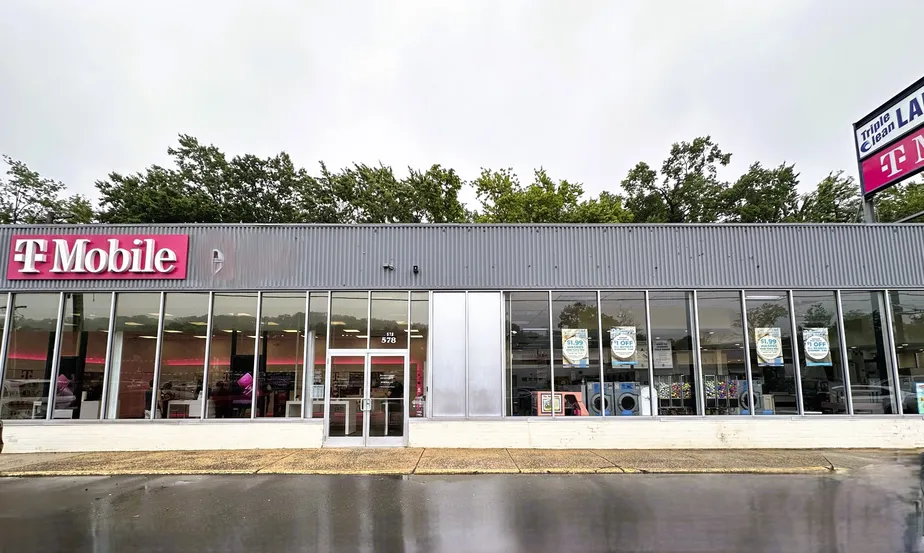  Exterior photo of T-Mobile Store at Route 22 & Westervelt Ave, North Plainfield, NJ 