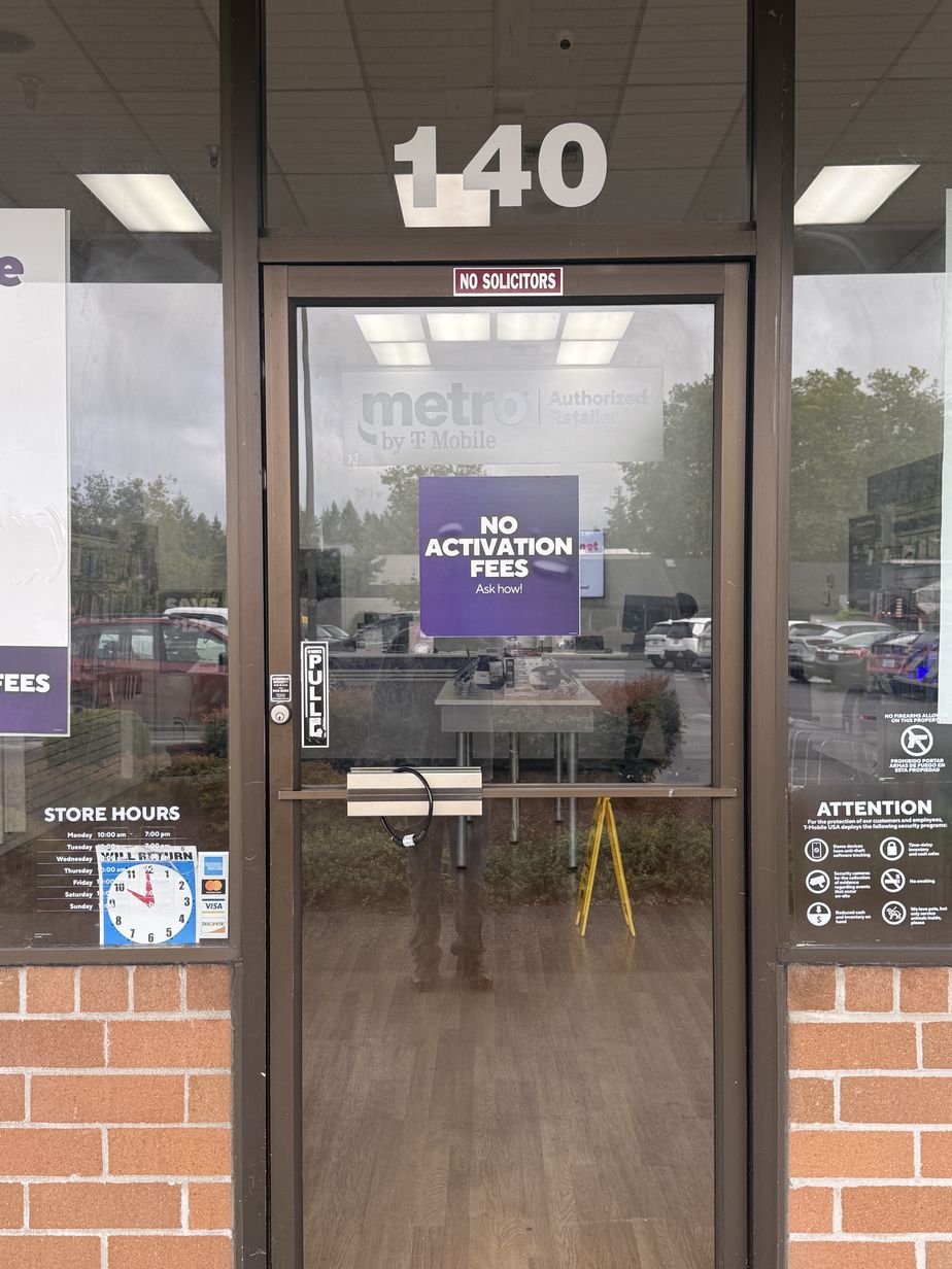 Metro by T-Mobile 400 COOPER POINT RD SW, - 400 COOPER POINT RD SW, 