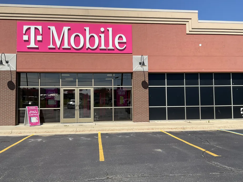  Exterior photo of T-Mobile Store at 4th St SW & Technology Pl, Waverly, IA 