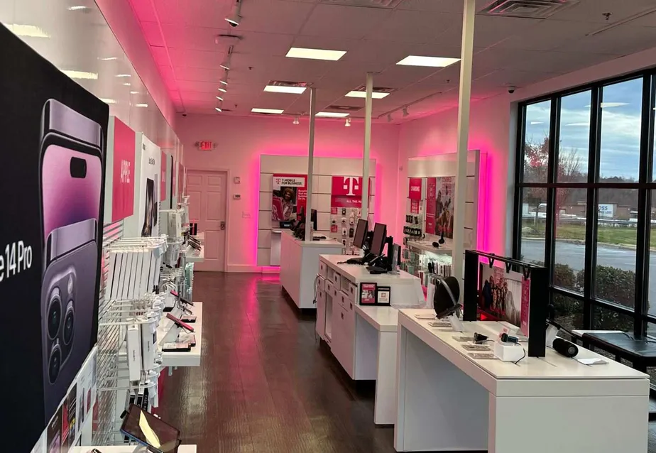 Foto del interior de la tienda T-Mobile en Fleming Drive, Morganton, NC