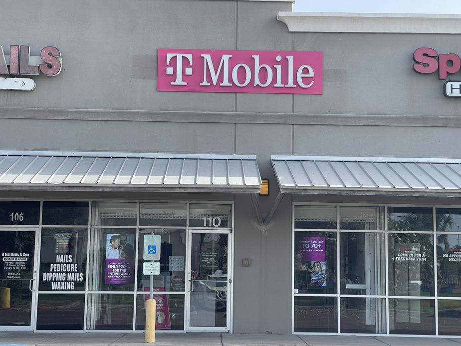 Exterior photo of T-Mobile Store at N Conway & Fm 1924, Palmhurst, TX