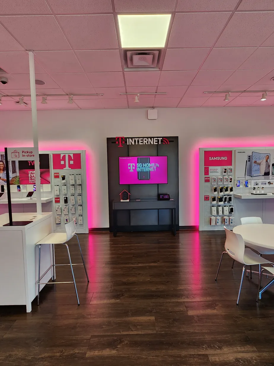 Foto del interior de la tienda T-Mobile en S Dupree St & E Jefferson St, Brownsville, TN
