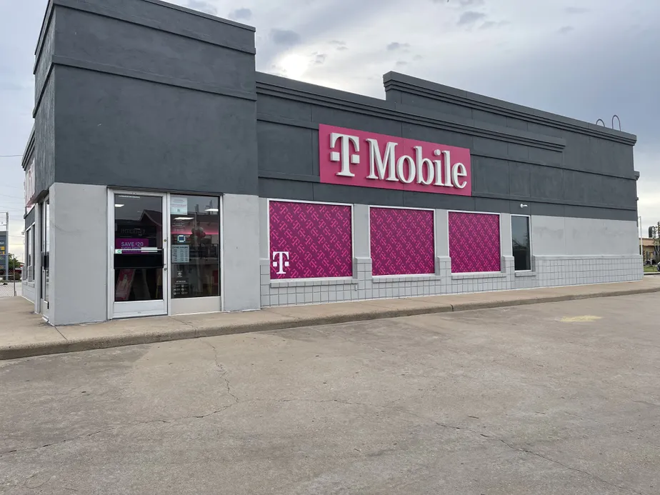 Foto del exterior de la tienda T-Mobile en Gebhardt Rd & Meyer St, Sealy, TX