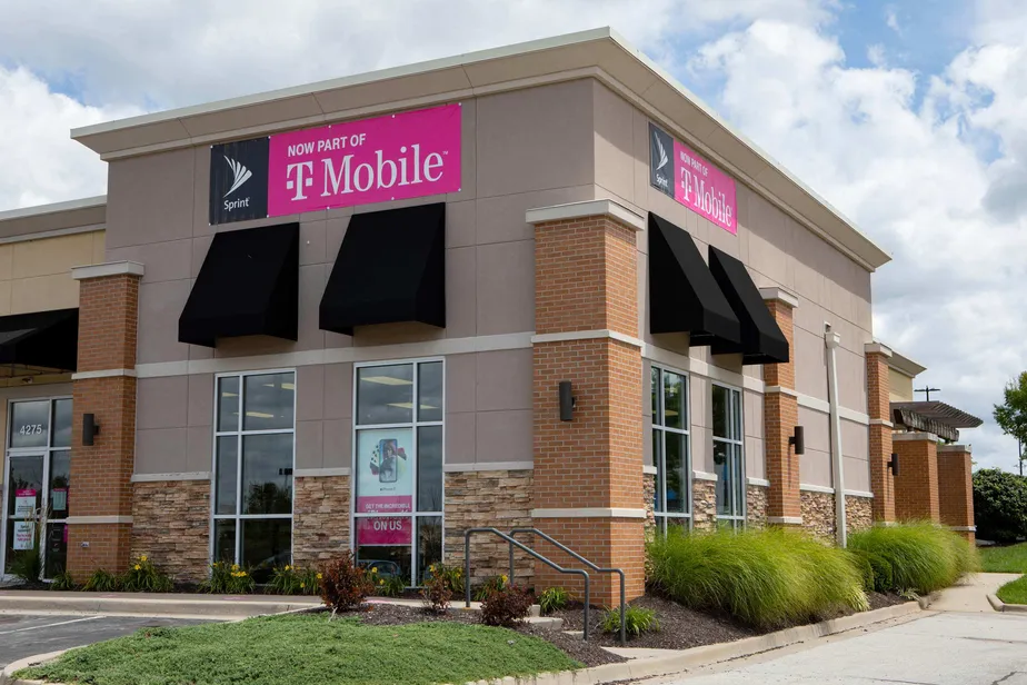 Exterior photo of T-Mobile store at Monticello Ave & News Rd, Williamsburg, VA
