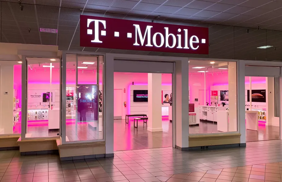 Exterior photo of T-Mobile store at Mall Of The Americas, Miami, FL