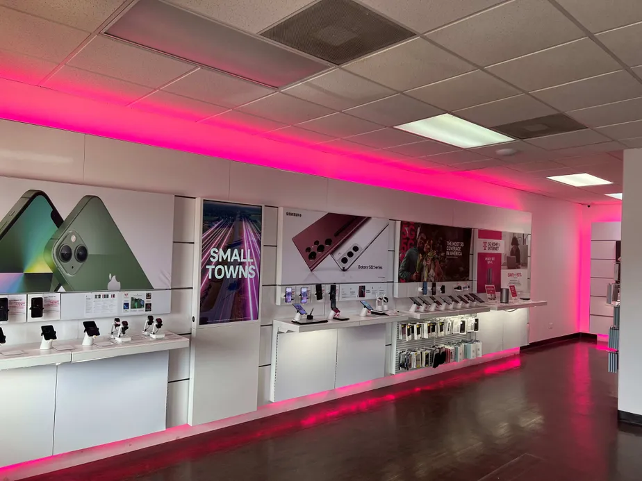 Foto del interior de la tienda T-Mobile en Hwy 35N & Colorado St, Rockport, TX