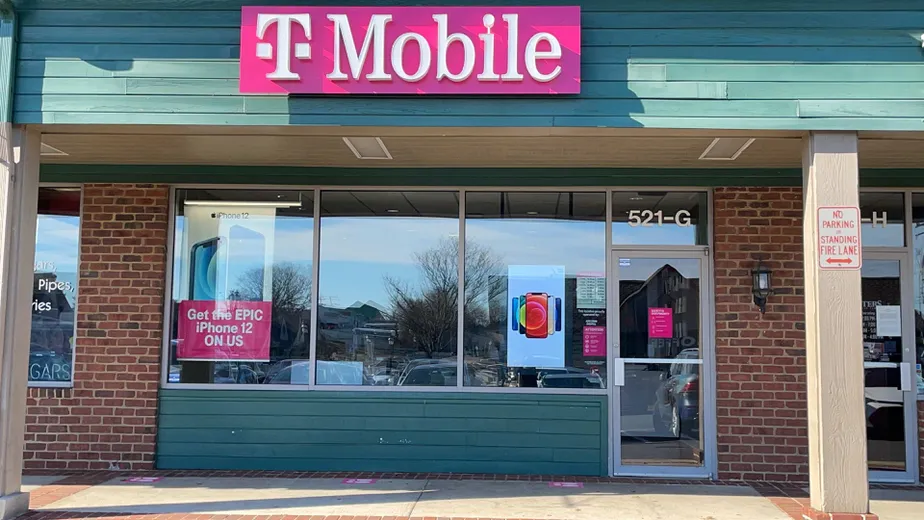  Exterior photo of T-Mobile store at Market St & Principal Drummond Way Se, Leesburg, VA 