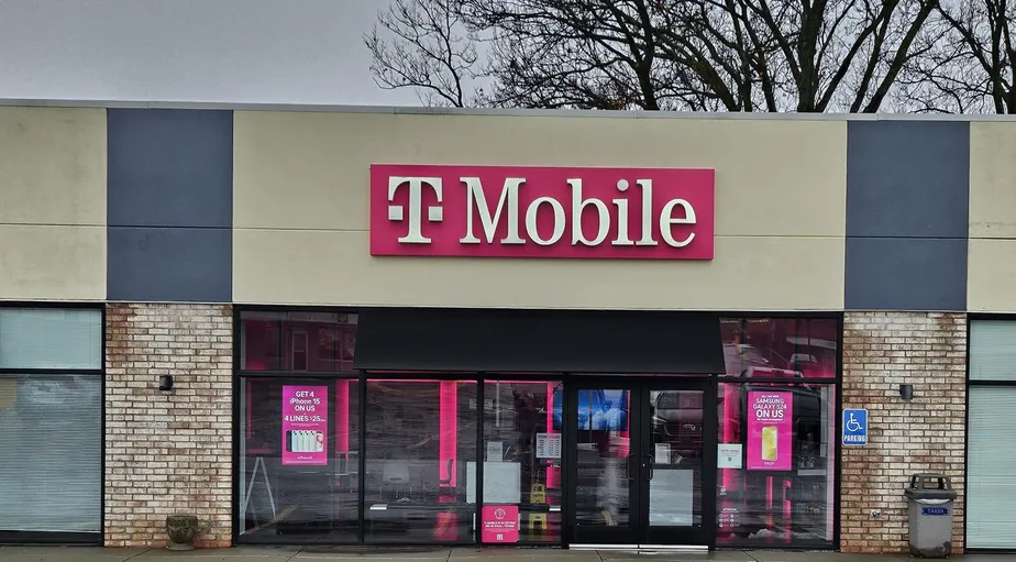  Exterior photo of T-Mobile Store at W Jesse James Rd & Corum Rd, Excelsior Springs, MO 