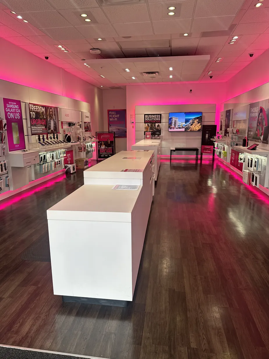  Interior photo of T-Mobile Store at US Hwy 98 & Sharon, Lakeland, FL 