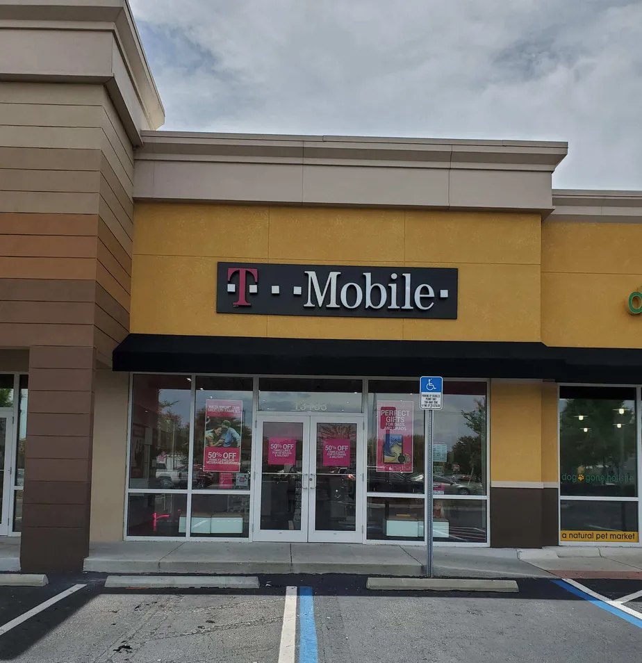 Exterior photo of T-Mobile store at Hwy 301 & Big Bend Rd, Riverview, FL