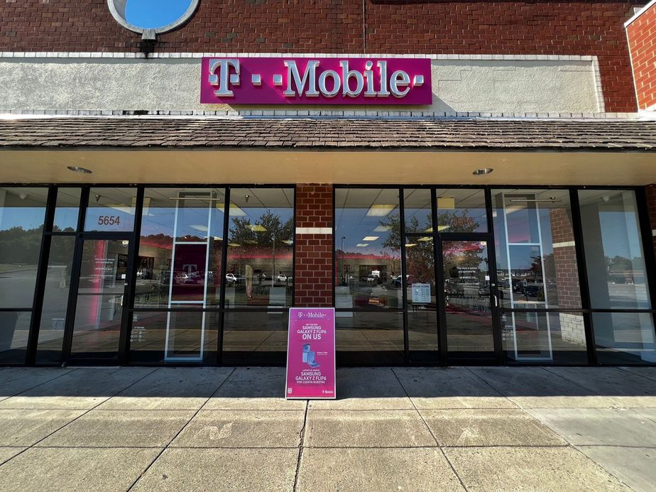 Exterior photo of T-Mobile Store at Brook Rd & Brook Run Dr, Richmond, VA