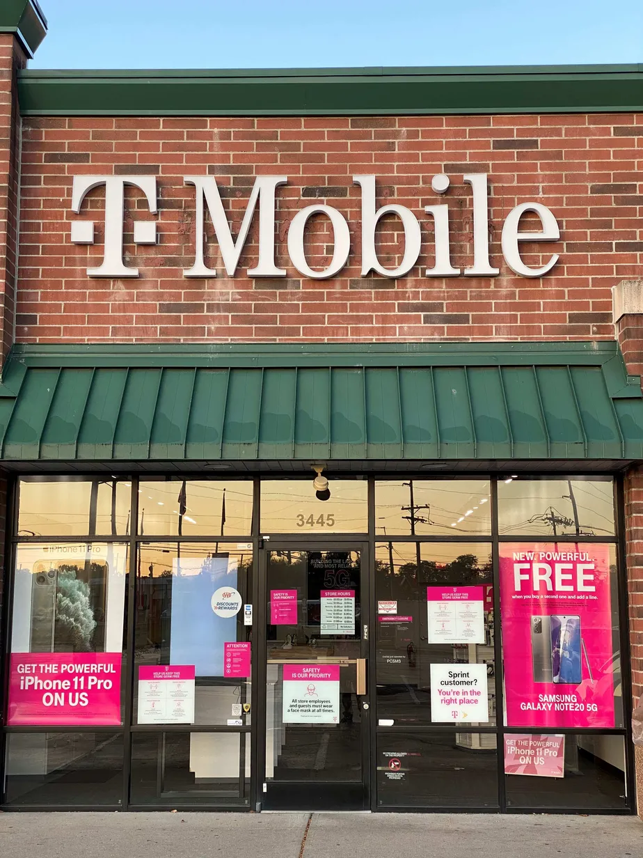 Exterior photo of T-Mobile store at Valley Plaza Pkwy & Highland Pike, Ft Wright, KY