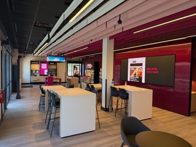 Foto del interior de la tienda T-Mobile en Rainbow & Lake Mead, Las Vegas, NV
