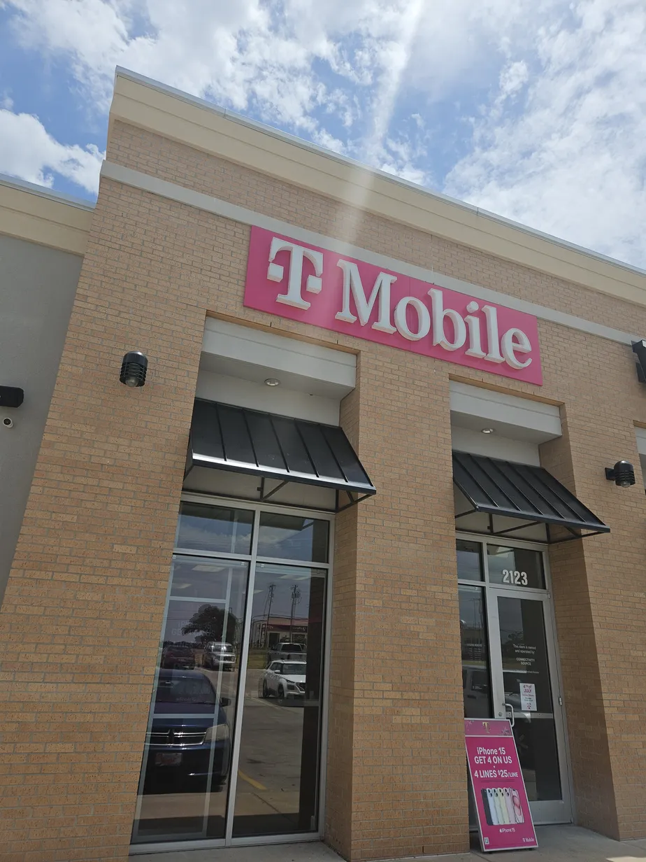  Exterior photo of T-Mobile Store at The Shoppes at Chisholm Trail, Chickasha, OK 