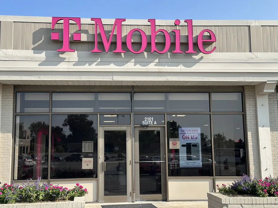  Exterior photo of T-Mobile Store at W Broadway & Highland Dr, Columbia, MO 