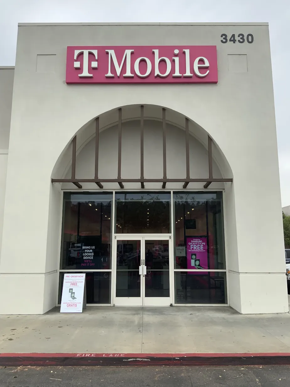 Foto del exterior de la tienda T-Mobile en Quarry Creek Plaza, Oceanside, CA